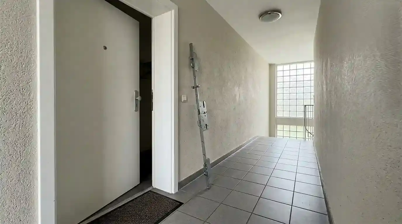 Montierte Mehrfachverriegelung an einer Wohnungstür im Treppenhaus