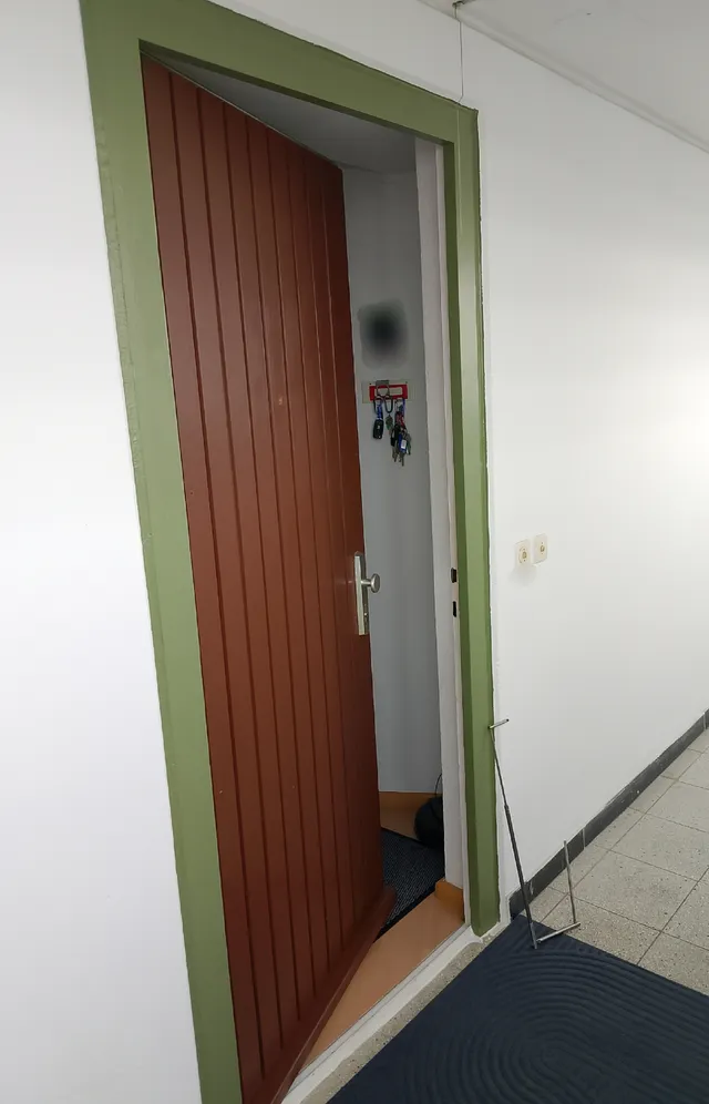 Zugefallene Doppelfalztür im Hochhaus