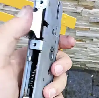 Mehrfachverriegelung wird in der Hand geprüft