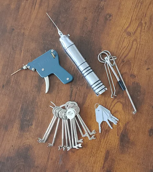 Pickgun und Buntbartschlüssel