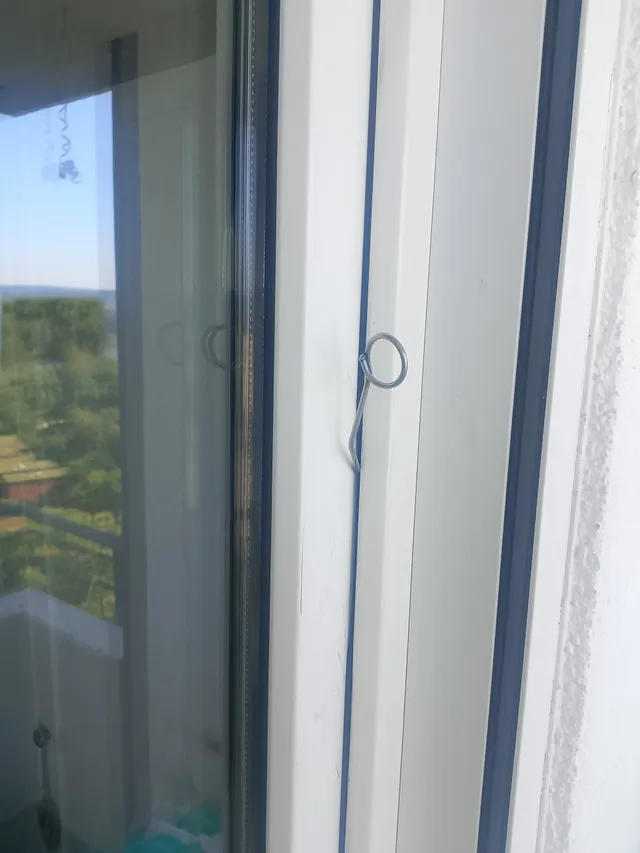Geschlossenes Kunststofffenster mit dem Zapfenzieher geöffnet