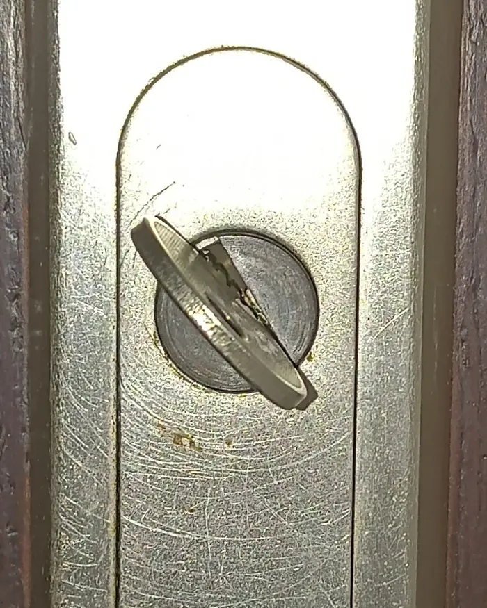 Schlüssel steckt gedreht im Zylinder einer Tür