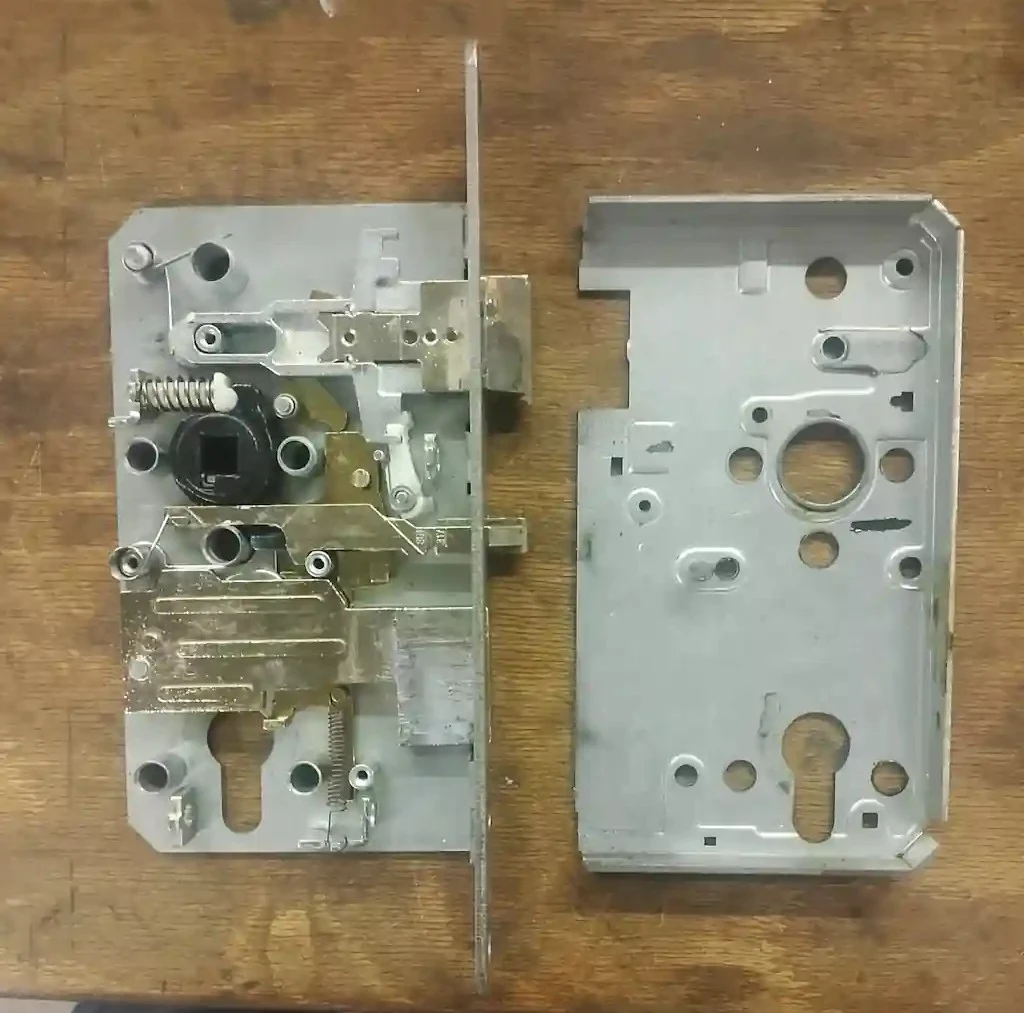 Geöffnetes Türschloss-Gehäuse: innere Mechanik mit Feder, Riegel und Mitnehmeraufnahme