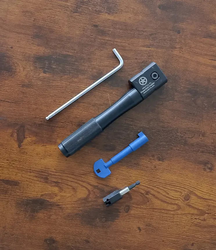 Knackrohr mit Inbusschlüssel, blauem Halter und Bit