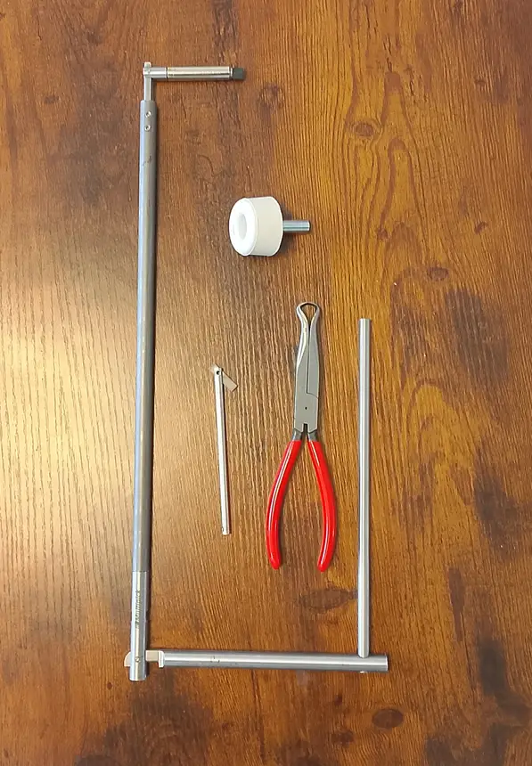 Langes Gestänge, Adapter, Spezialzange und Stift zum Öffnen über den Türspion