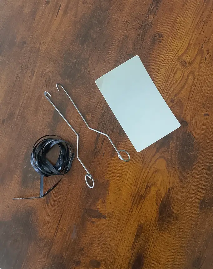 Zwei Zapfenzieher-Haken mit Ringgriff, Zugband und Karte