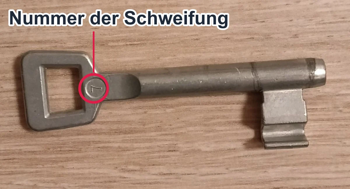 Buntbartschlüssel mit eingekreister Schweifungsnummer auf der Reide
